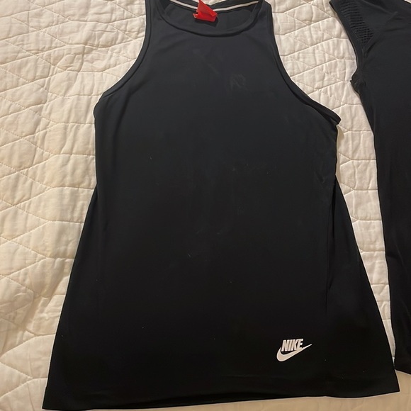 Nike workout tops xs worn 2 times profile pic is not exact top - Picture 2 of 5